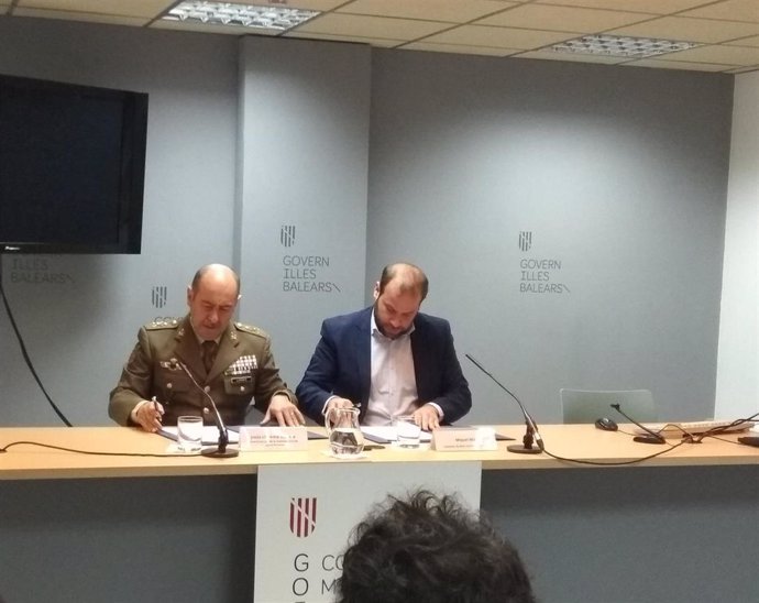 El conseller de Medio Ambiente, Miquel Mir, en la firma del acuerdo con el Ejército.