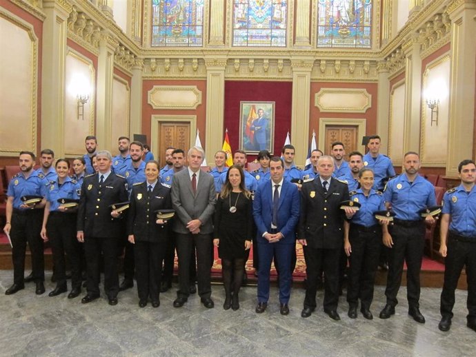La alcaldesa de Santa Cruz de Tenerife, Patricia Hernández, y el concejal de Seguridad, Florentino Guzmán, junto a las 21 nuevos agentes de la Policía Local