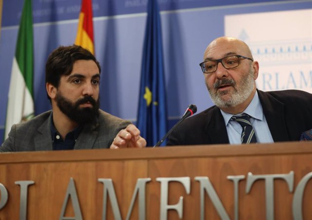 El portavoz de Vox en el Parlamento, Alejandro Hernández (d), este viernes