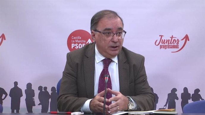 El presidente del Grupo Parlamentario Socialista en las Cortes de C-LM, Fernando Mora, en rueda de prensa