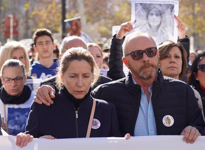 Los padres de la joven, Antonio del Castillo y Eva Casanueva, en la manifestación en enero para exigir la repetición del juicio por el caso Marta del Castillo