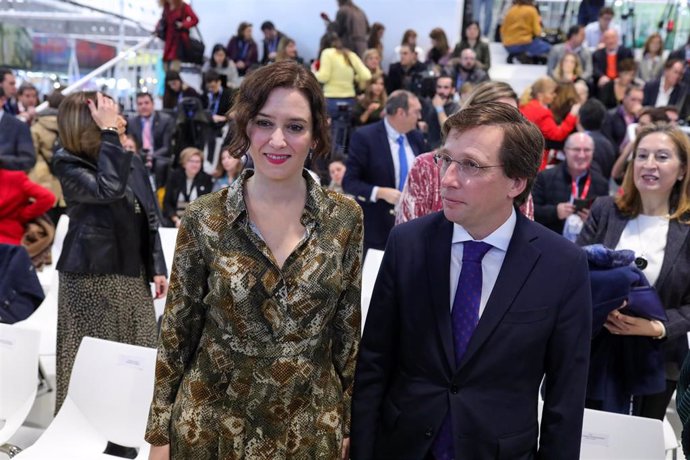 La presidenta de la Comunidad de Madrid, Isabel Díaz Ayuso y el alcalde de Madrid, José Luis Martínez-Almeida, a su llegada a la en la celebración del Día de Madrid en la Feria Internacional de Turismo, Fitur 2020.