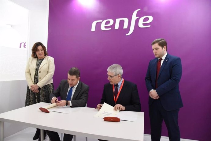 El presidente de C-LM, Emiliano García-Page, firma un convenio con el presidente de Renfe en Fitur.