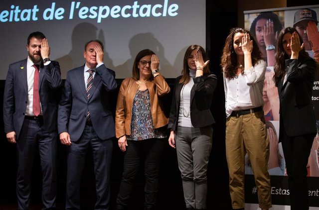 El secretario del Deporte del Govern, Gerard Figueras; el presidente del CAC, Roger Loppacher; la presidenta en funciones de la CCMA, Núria Llorach; la presidenta del ICD Laura Martínez; la deportista Laia Palau y la presentadora María Fernández.