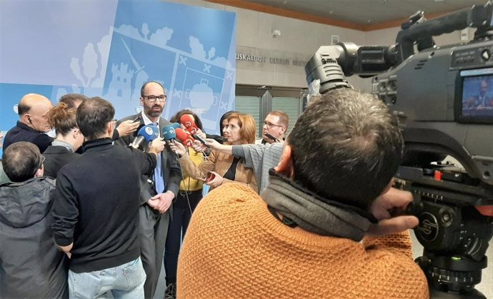 El presidente del Consejo Asesor de Enfermedades Infecciosas Emergentes de Euskadi, Enrique Peirí, tras la reunión para analizar  la situación epidemiológica del nuevo coronavirus de Wuhan