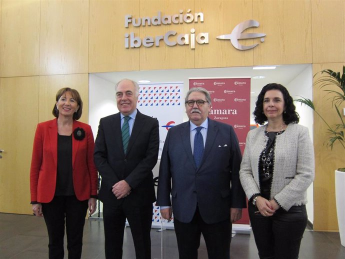Ana Farré, José Luis Rodrigo, Manuel Teruel y Pilar Fernández, tras suscribir Fundación Ibercaja y Cámara Zaragoza un convenio para el programa 'Forma-T'.