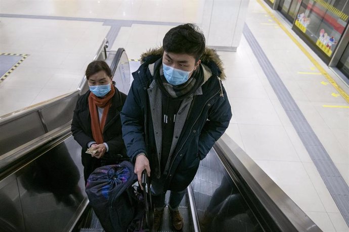 January 24, 2020 - Shanghai, China: Commuters ride the ride an escalator at South Shanghai Railyway Station wearing protective face masks. There has been a marked increase in the use of such face masks in China in wake of the coronavirus outbreak.