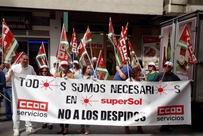 Concentración en Granada contra el ERE de Supersol.