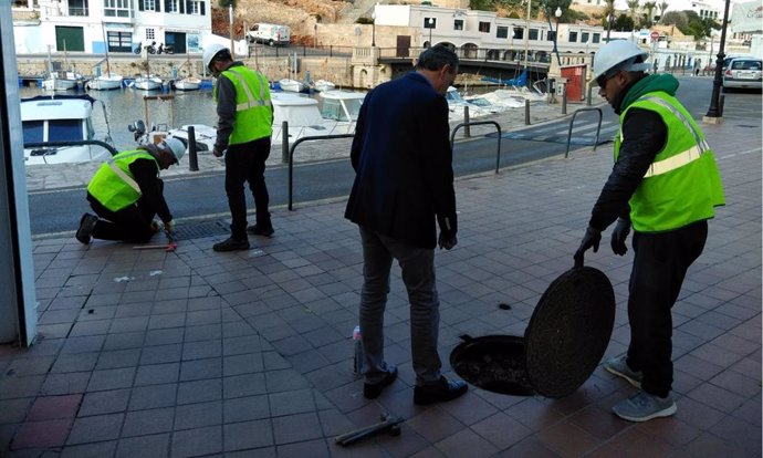 Trabajos de reforma en el puerto de Ciutadella, en 2017.