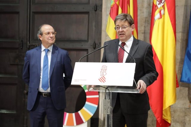 El director de Medio Ambiente de la CE y el 'president', en rueda de prensa en la Generalitat