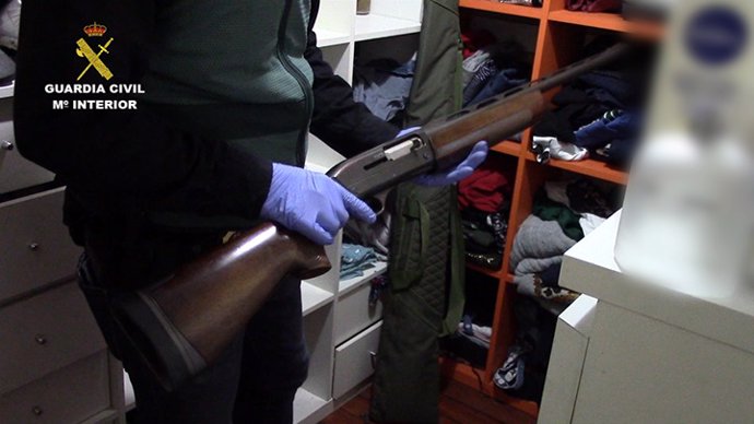 Arma de fuego intervenida por la Guardia Civil tras la detención de dos personas por una tentativa de homicidio en Yeles
