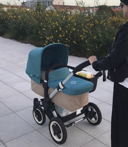 Una mujer pasea con su bebé en Santiago de Compostela