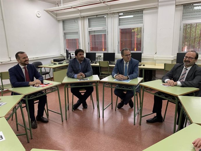 El consejero de Educación de la Comunidad de Madrid, Enrique Ossorio, visita un instituto.