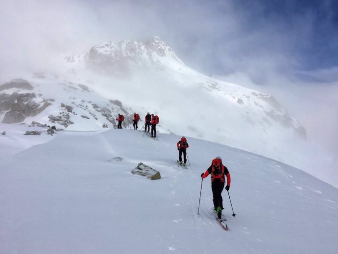 Rescate de tres esquiadores atrapados en un alud en la Val d'Aran