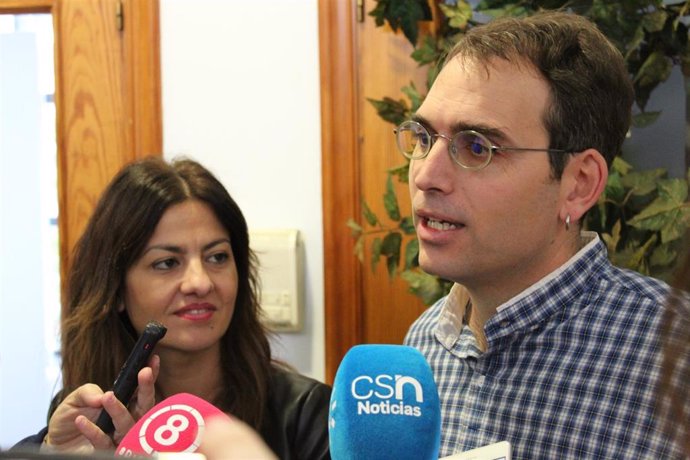 El coordinador general de IU  Andalucía, Toni Valero, atiende a los medios.