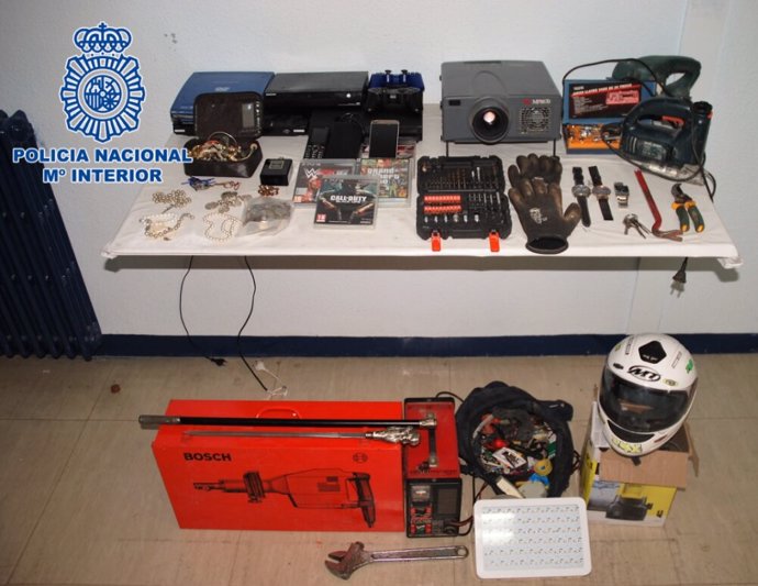 Efectos intervenidos por la Policía Nacional a los detenidos por su presunta participación en cinco robos con fuerza en Alcázar de San Juan