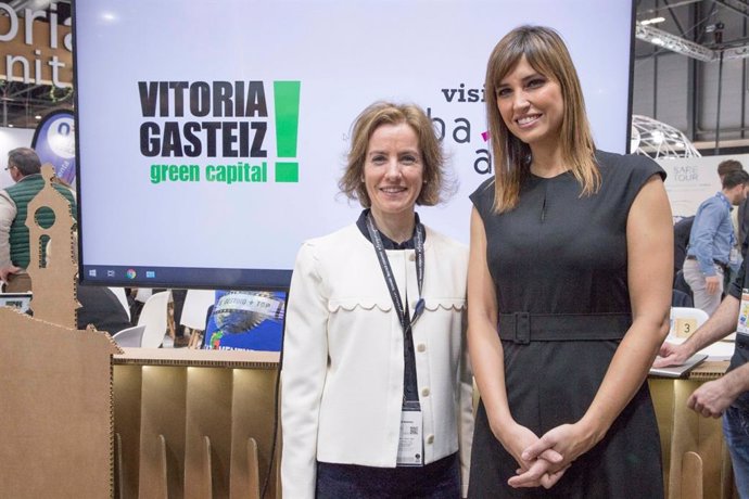 La consejera de Turismo, Sonia Pérez, con la presentadora Sandra Sabatés, en el stand de Euskadi en Fitur.