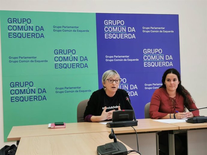 As deputadas do Grupo Común dá Esquerda Ánxeles Cuña e Luca Chao en rolda de prensa.