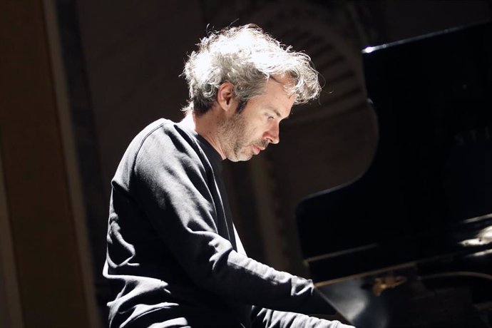 El pianista James Rhodes en un momento del pase de prensa del concierto benéfico en la Sala María Cristina, Málaga