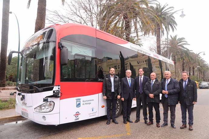 Presentación en Málaga del primer autobús urbano estándar sin conductor que circulará por una ciudad española con tráfico real
