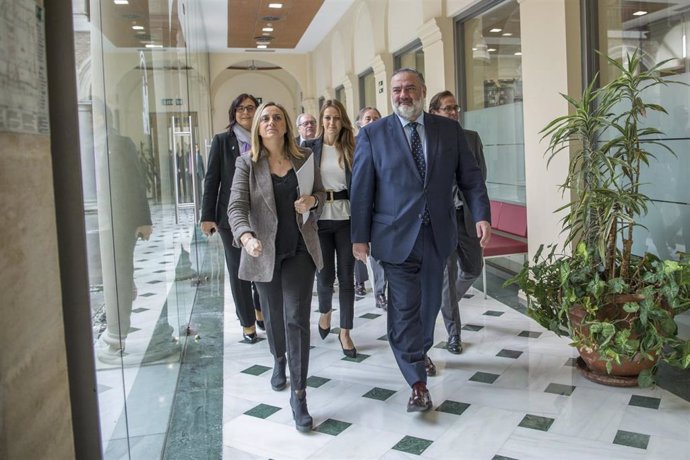 La consejera de Fomento de la Junta de Andalucía, Marifrán Carazo, y el delegado de Gobierno de la Junta en Granada, Pablo García