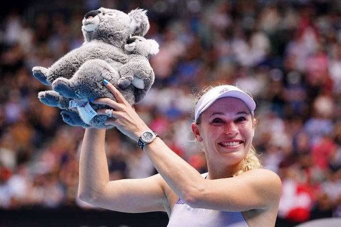 Caroline Wozniacki sujeta un peluche de un koala tras jugar su último partido profesional en el Abierto de Australia 2020