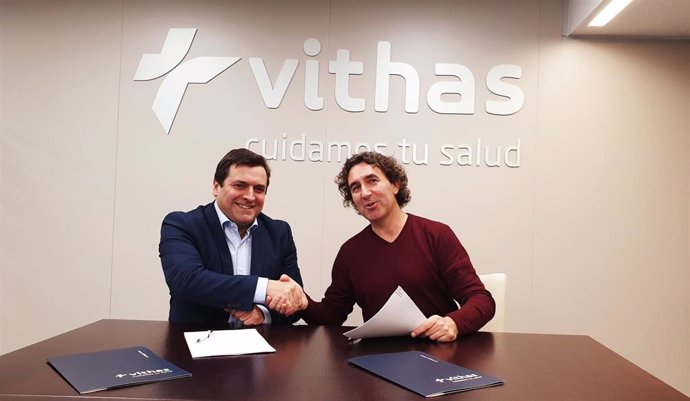 El doctor Pedro Rico, director general de Vithas (izq),y Marcos Rodríguez, representante World Surf League España (dcha)