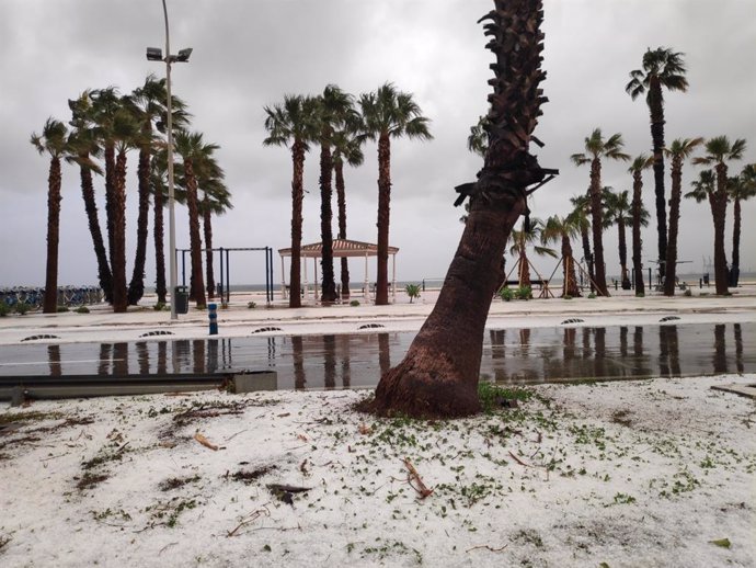 Granizo acumulado en el paseo marítimo de Málaga tras el temporal.