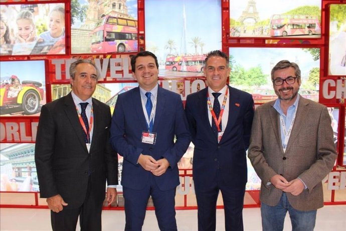 Representantes del Ayuntamiento de Córdoba y City Sightseeing España.
