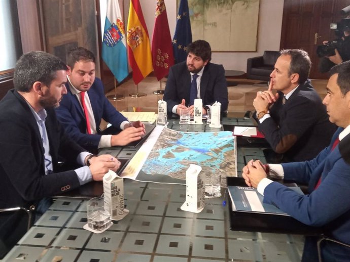 Imagen de la reunión de López Miras y Cervera, con los consejeros