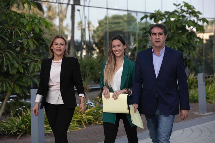María Fernández en el medio junto Francis Candil y Ángeles Batista