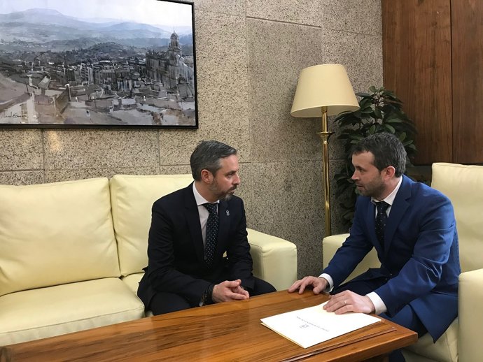 Reunión del alcalde de Jaén, Julio Millán, con el consejero de Hacienda, Industria y Energía, Juan Bravo