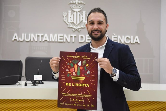 Alejandro Ramón con el cartel de 'De l'horta a la plaa'