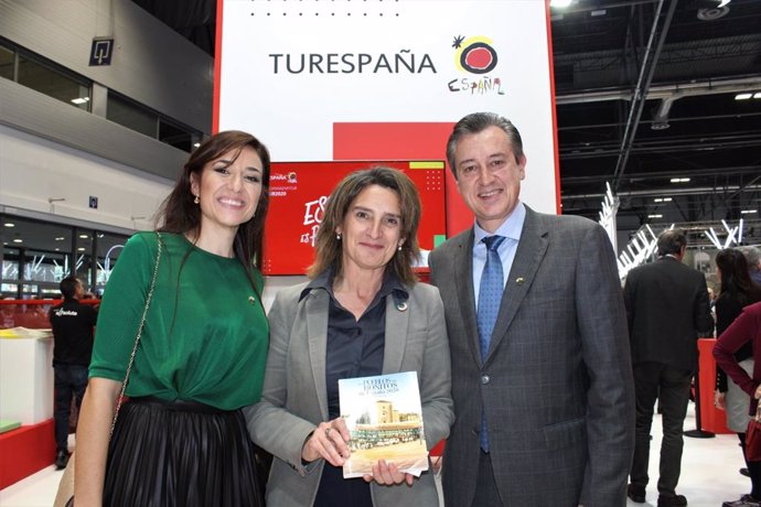 La vicepresidenta de Transición Ecológica y Reto Demográfico, Teresa Ribera, con la guía de los Pueblos más Bonitos de España de la que es portada Chinchón