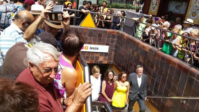 El presidente del Consell, Puig, junto a Mónica Oltra (vicepresidenta) y Garrote (presidenta de la Asociación de Víctimas AVM3J) en la estación de Metrovalencia de 'Jesús'.