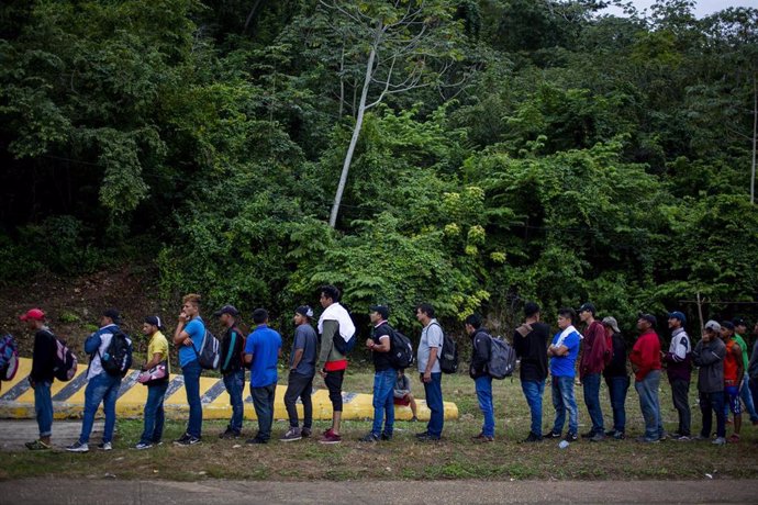 Migranres en la frontera entre México y Guatemala