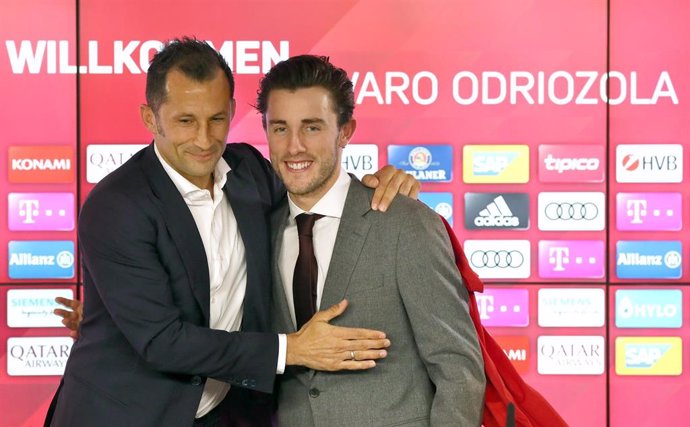 Odriozola recibe el cariñoso saludo de Hassan Salihamidzic director deportivo del Bayern