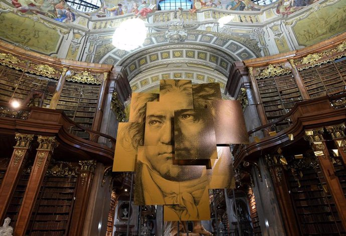 Una vista general de los carteles combinados para formar la cara del compositor alemán Ludwig van Beethoven durante una gira de prensa de la exposición 'Beethoven. Mundo del hombre y la chispa de los dioses' en la Biblioteca Nacional de Austria