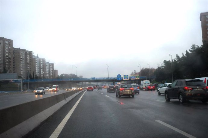 Varios coches circulan por la M-30 mientras la borrasca 'Gloria' deja rachas de lluvia en la capital, en Madrid (España), a 24 de enero de 2020.