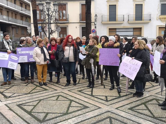 El PSOE de Huelva se suma y apoya la concentración del tejido asociativo de mujeres ante "el abandono" de la Junta.