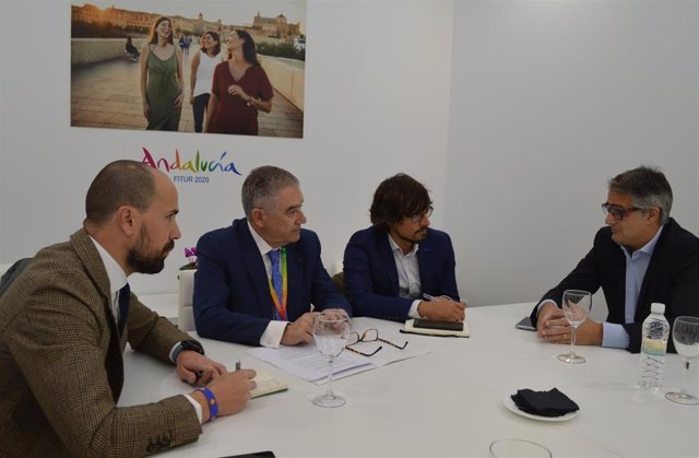 Reunión de representantes de la Junta de Andalucía y Air Europa en Fitur.
