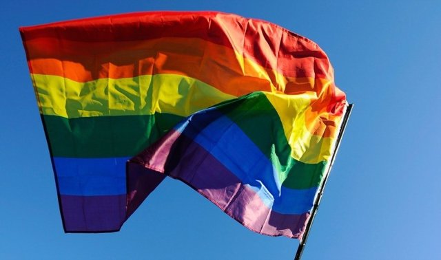 Imagen de archivo de una bandera arcoíris.