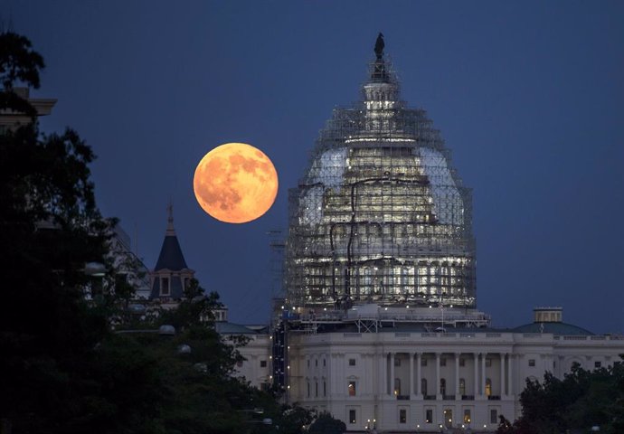 La Luna Azul vista desde el Capitolio de Estados Unidos 