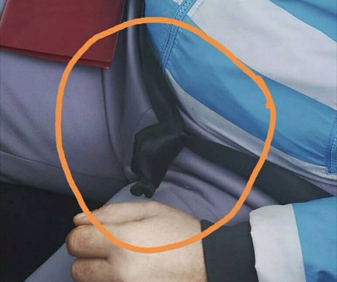 Imagen del nudo que el conductor había practicado al cinturón de seguridad de su vehículo.