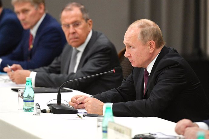 Vladimir Putin con Sergei Lavrov a su derecha y con el portavoz presidencial, Dimitri Peskov