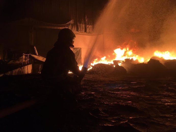 Incendio de una nave industrial en el polígono de Río Pozo, en Narón (A Coruña).