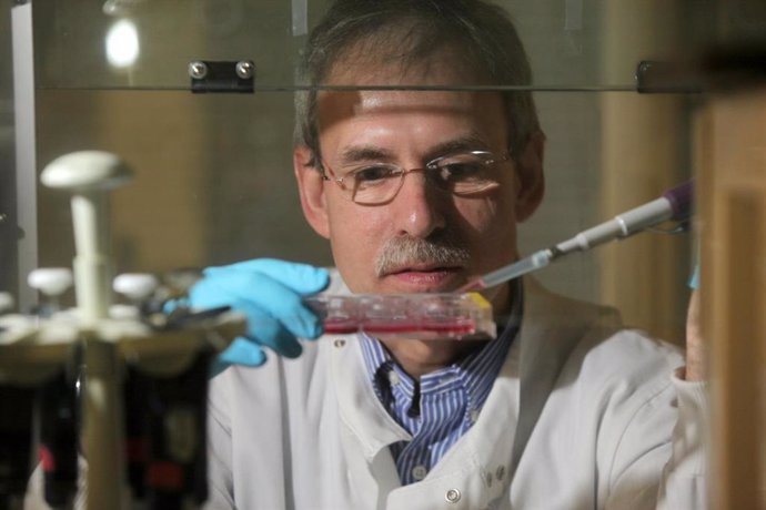 El profesor Mark Birch-Machin en el laboratorio mientras su nueva investigación revela el daño causado a la piel por la combinación de luz UV, visible e infrarroja.