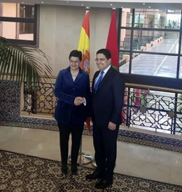 La ministra d'Afers exteriors, Unió Europea i Cooperació, Arancha González Laya i el ministre d'Exteriors marroquí, Nasser Bourita, moments abans de la seva reunió durant la visita de la ministra al Marroc.