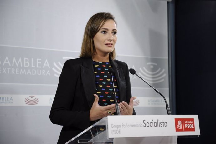 La portavoz del Grupo Parlamentario Socialista, Lara Garlito, en rueda de prensa tras aprobarse los presupuestos