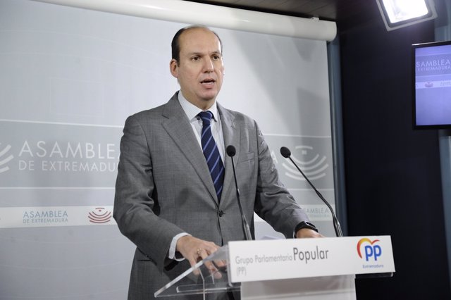 Luis Alfonso Hernández Carrón (PP) en rueda de prensa tras la aprobación de los PGEx 2020